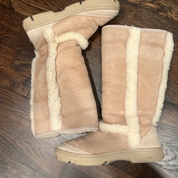 UGG Boots - Picture 2 of 11